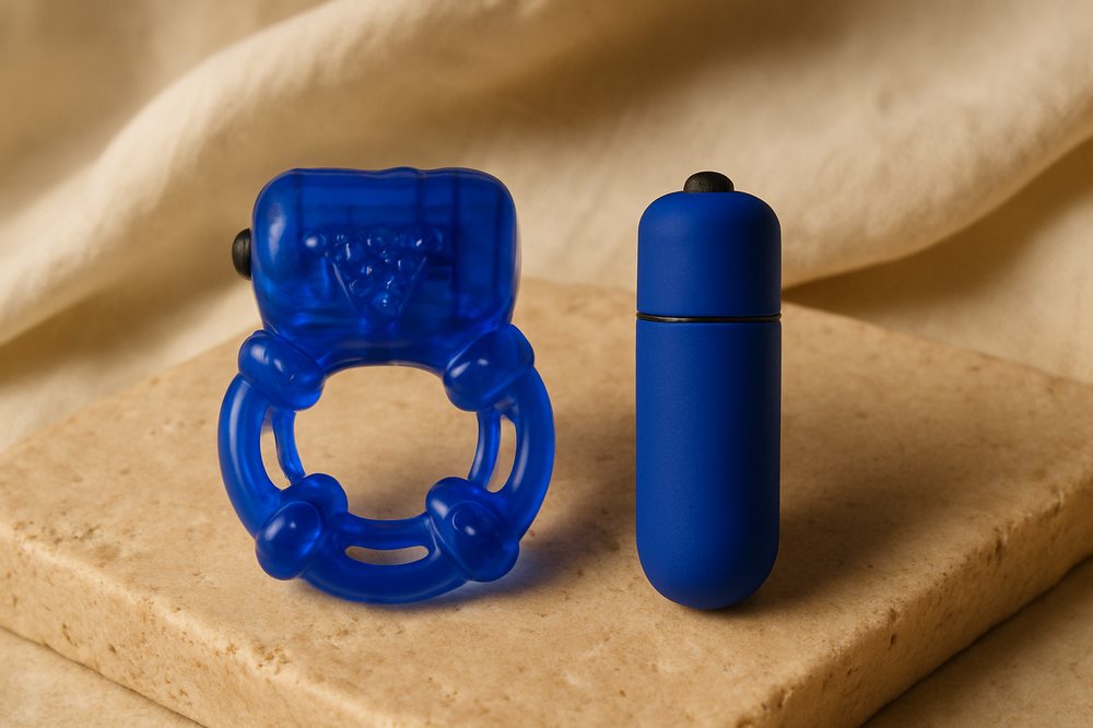 Anillo vibrador azul Fantasy Loves con bala vibradora, sobre piedra cálida